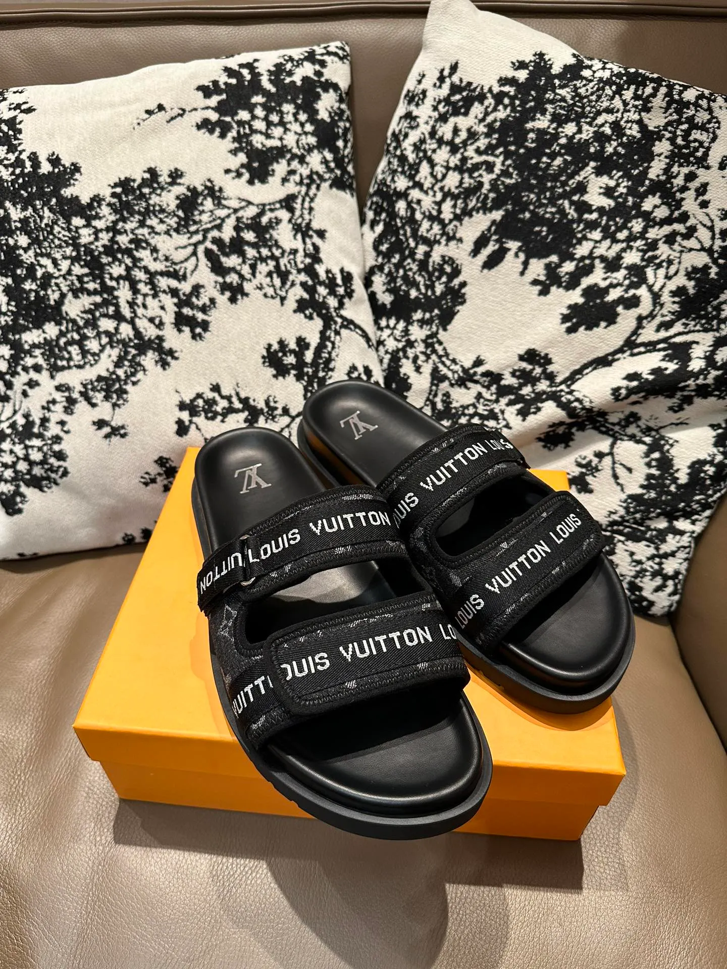 Men's shoes 💰360💰 LV flip flops, cowhide surface, sheepskin lining, size 36-46